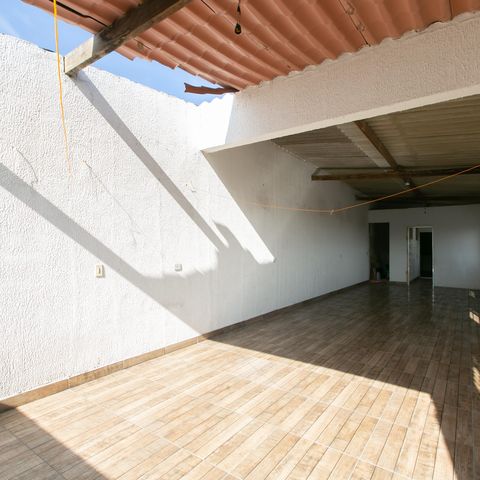 Casa à venda com 300m², 5 quartos e 4 vagas Casa à venda com 300m², 5 quartos e 4 vagasTerraço