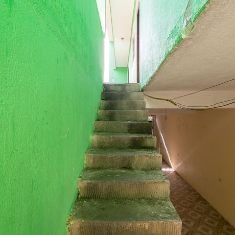 Casa à venda com 300m², 5 quartos e 4 vagas Casa à venda com 300m², 5 quartos e 4 vagasEscada
