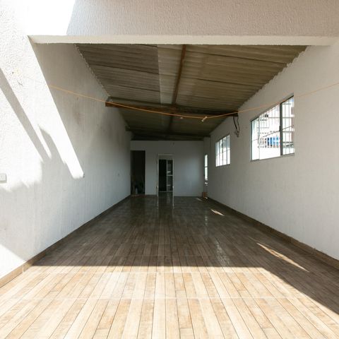 Casa à venda com 300m², 5 quartos e 4 vagas Casa à venda com 300m², 5 quartos e 4 vagasTerraço