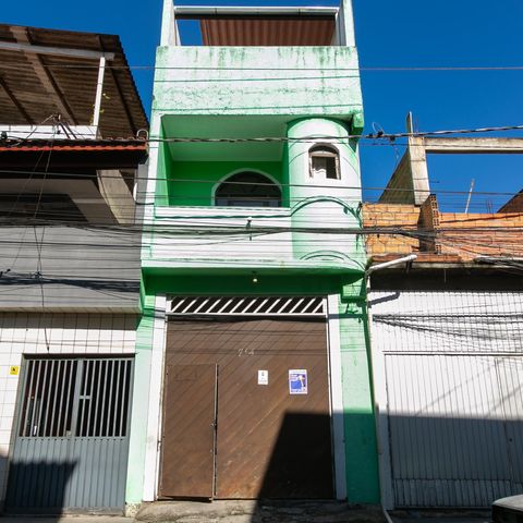 Casa à venda com 300m², 5 quartos e 4 vagas Casa à venda com 300m², 5 quartos e 4 vagasFachada