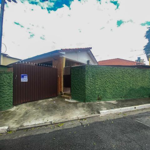 Casa à venda com 317m², 5 quartos e 2 vagas Casa à venda com 317m², 5 quartos e 2 vagasFachada + Placa