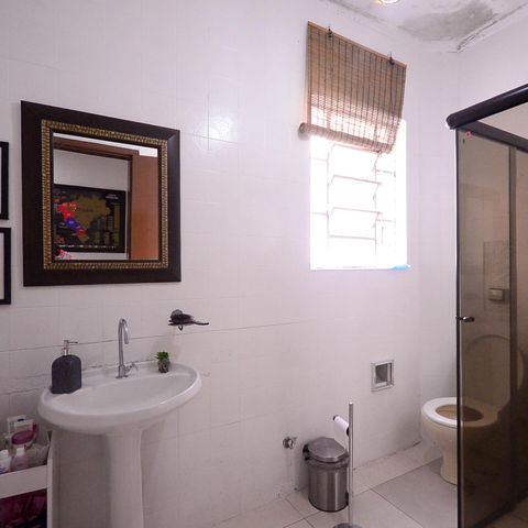 Casa à venda com 317m², 5 quartos e 2 vagas Casa à venda com 317m², 5 quartos e 2 vagasCasa 1 - Banheiro
