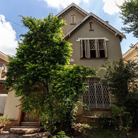 Casa à venda com 440m², 6 quartos e 8 vagasFachada