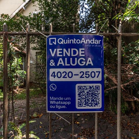 Casa à venda com 440m², 6 quartos e 8 vagasFachada e Plaquinha