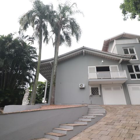 Casa à venda com 375m², 5 quartos e 3 vagasFachada