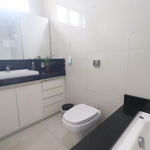Casa à venda com 375m², 5 quartos e 3 vagasBanheiro 01