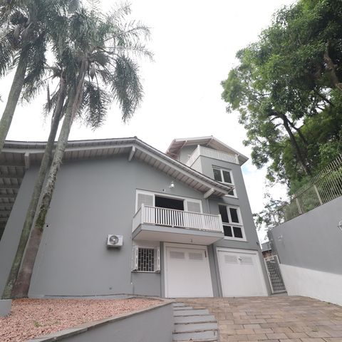 Casa à venda com 375m², 5 quartos e 3 vagasFachada
