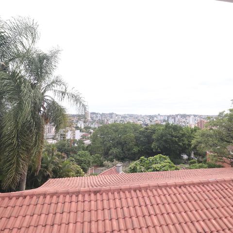 Casa à venda com 375m², 5 quartos e 3 vagasQuarto 1 sacada