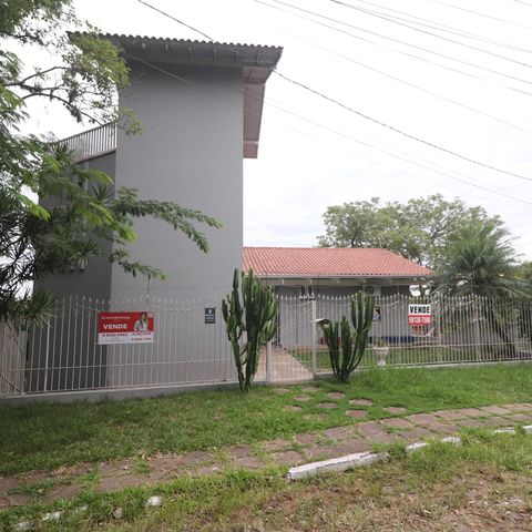 Casa à venda com 375m², 5 quartos e 3 vagasFachada