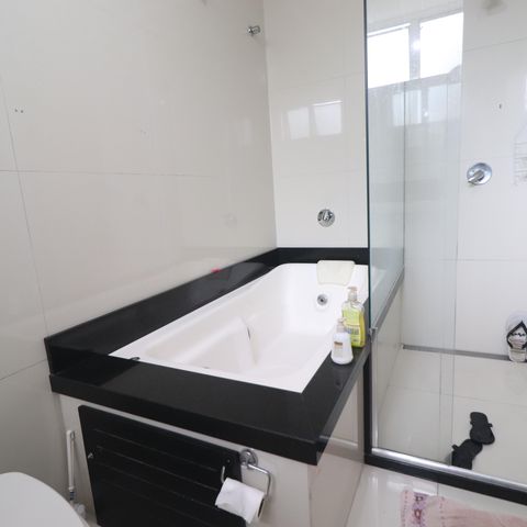 Casa à venda com 375m², 5 quartos e 3 vagasBanheiro 01