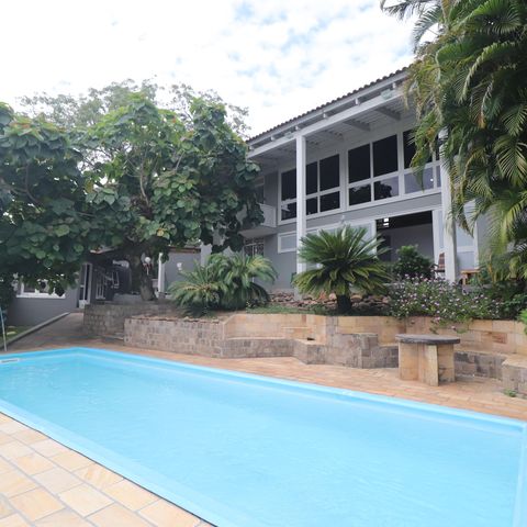 Casa à venda com 375m², 5 quartos e 3 vagasÁrea comum - Piscina