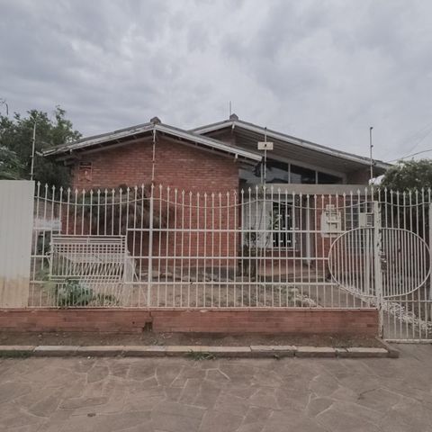 Casa à venda com 250m², 4 quartos e 2 vagas Casa à venda com 250m², 4 quartos e 2 vagasFachada