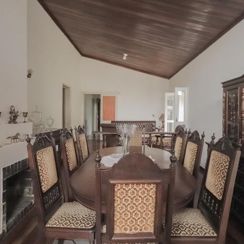 Casa à venda com 250m², 4 quartos e 2 vagas Casa à venda com 250m², 4 quartos e 2 vagasSala