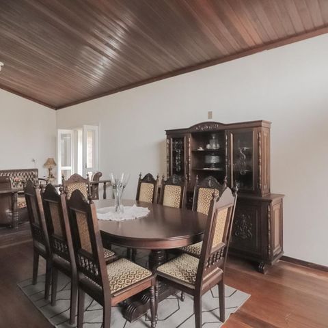 Casa à venda com 250m², 4 quartos e 2 vagas Casa à venda com 250m², 4 quartos e 2 vagasSala