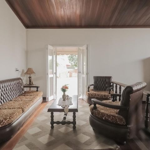 Casa à venda com 250m², 4 quartos e 2 vagas Casa à venda com 250m², 4 quartos e 2 vagasSala