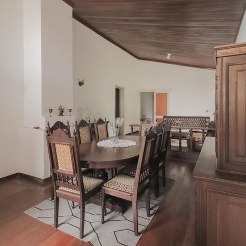 Casa à venda com 250m², 4 quartos e 2 vagas Casa à venda com 250m², 4 quartos e 2 vagasSala