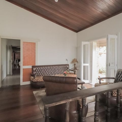 Casa à venda com 250m², 4 quartos e 2 vagas Casa à venda com 250m², 4 quartos e 2 vagasSala