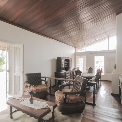 Casa à venda com 250m², 4 quartos e 2 vagas Casa à venda com 250m², 4 quartos e 2 vagasSala