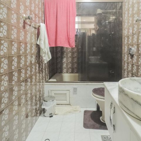 Casa à venda com 250m², 4 quartos e 2 vagas Casa à venda com 250m², 4 quartos e 2 vagasQuarto Banheiro