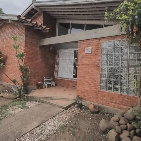 Casa à venda com 250m², 4 quartos e 2 vagas Casa à venda com 250m², 4 quartos e 2 vagasFachada