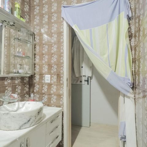 Casa à venda com 250m², 4 quartos e 2 vagas Casa à venda com 250m², 4 quartos e 2 vagasQuarto Banheiro