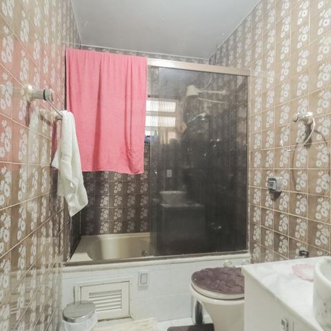Casa à venda com 250m², 4 quartos e 2 vagas Casa à venda com 250m², 4 quartos e 2 vagasQuarto Banheiro