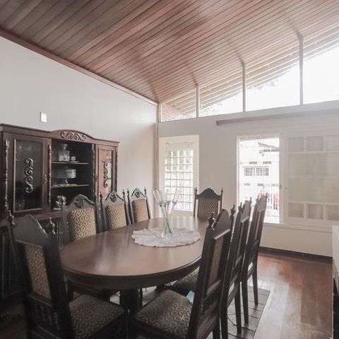 Casa à venda com 250m², 4 quartos e 2 vagas Casa à venda com 250m², 4 quartos e 2 vagasSala