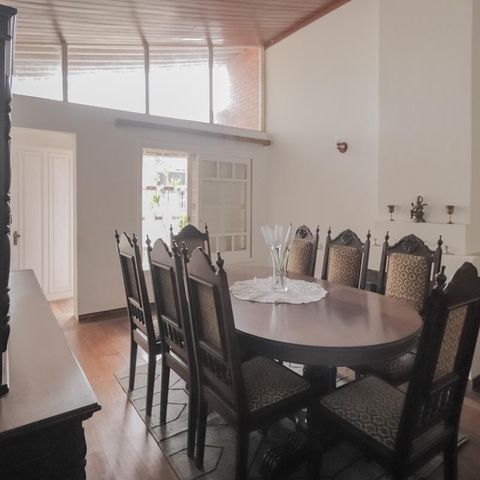 Casa à venda com 250m², 4 quartos e 2 vagas Casa à venda com 250m², 4 quartos e 2 vagasSala