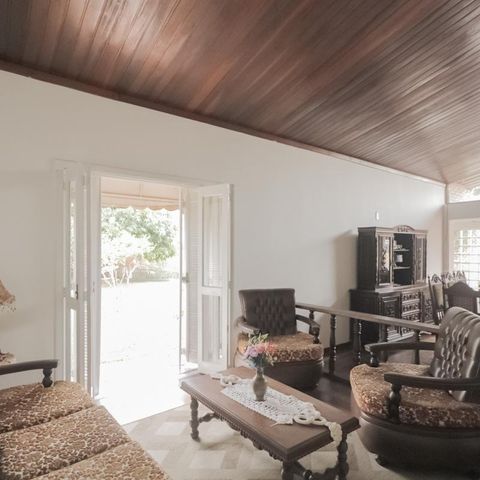 Casa à venda com 250m², 4 quartos e 2 vagas Casa à venda com 250m², 4 quartos e 2 vagasSala