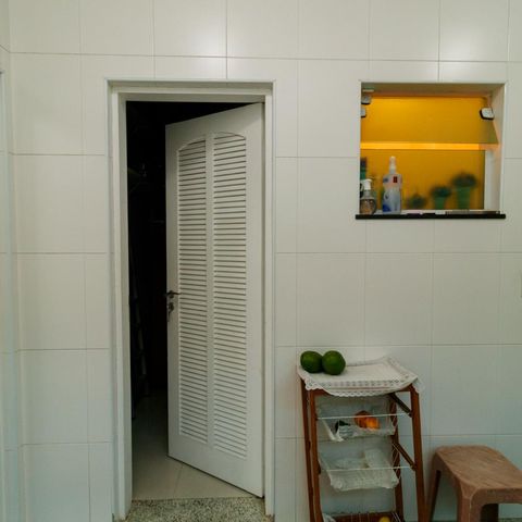 Casa à venda com 370m², 5 quartos e 4 vagas Casa à venda com 370m², 5 quartos e 4 vagasÁrea de Serviço
