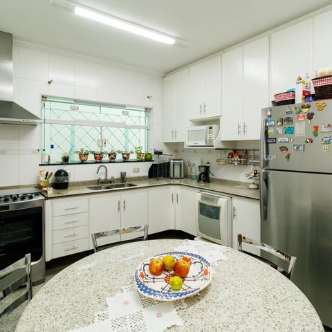 Casa à venda com 370m², 5 quartos e 4 vagas Casa à venda com 370m², 5 quartos e 4 vagasCozinha