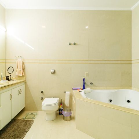 Casa à venda com 370m², 5 quartos e 4 vagas Casa à venda com 370m², 5 quartos e 4 vagasBanheiro da Suíte