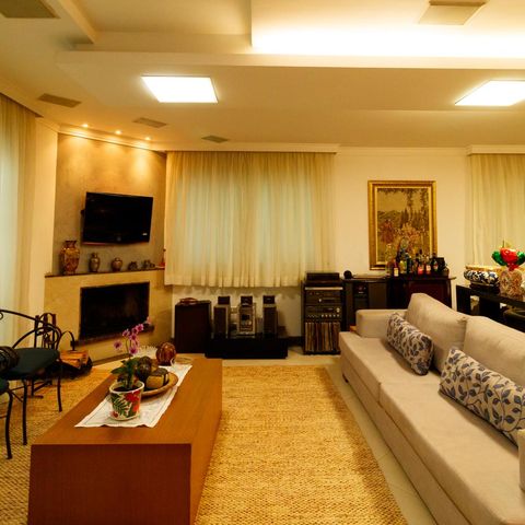 Casa à venda com 370m², 5 quartos e 4 vagas Casa à venda com 370m², 5 quartos e 4 vagasSala