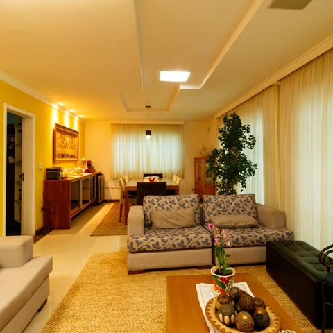 Casa à venda com 370m², 5 quartos e 4 vagas Casa à venda com 370m², 5 quartos e 4 vagasSala