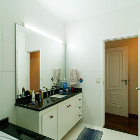 Casa à venda com 370m², 5 quartos e 4 vagas Casa à venda com 370m², 5 quartos e 4 vagasBanheiro da Suíte 2