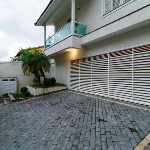 Casa à venda com 370m², 5 quartos e 4 vagas Casa à venda com 370m², 5 quartos e 4 vagasÁrea externa