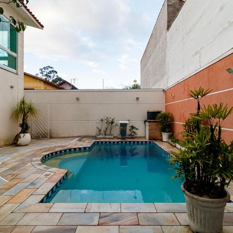 Casa à venda com 370m², 5 quartos e 4 vagas Casa à venda com 370m², 5 quartos e 4 vagasÁrea externa