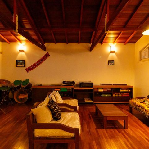 Casa à venda com 370m², 5 quartos e 4 vagas Casa à venda com 370m², 5 quartos e 4 vagassótão