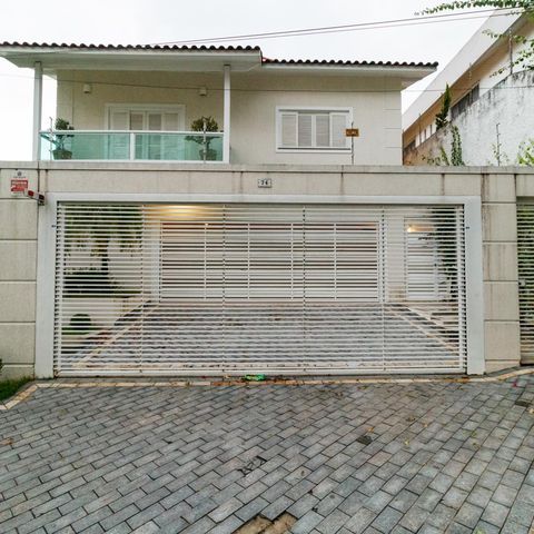 Casa à venda com 370m², 5 quartos e 4 vagas Casa à venda com 370m², 5 quartos e 4 vagasFachada