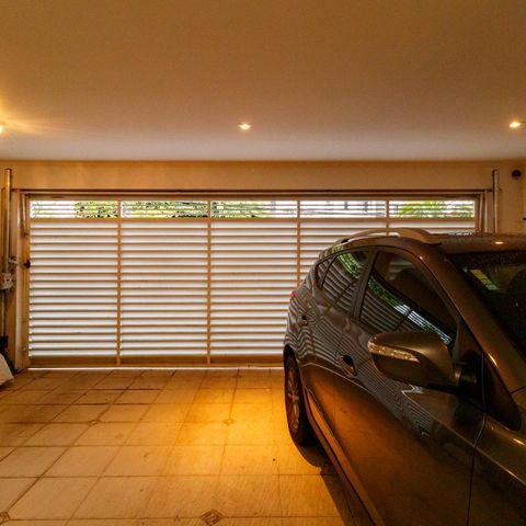 Casa à venda com 370m², 5 quartos e 4 vagas Casa à venda com 370m², 5 quartos e 4 vagasGaragem