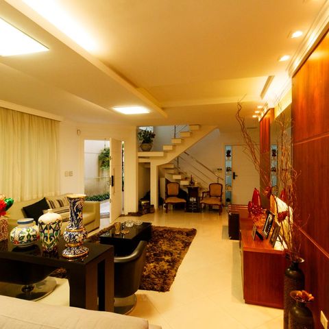 Casa à venda com 370m², 5 quartos e 4 vagas Casa à venda com 370m², 5 quartos e 4 vagasSala