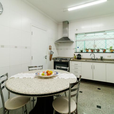 Casa à venda com 370m², 5 quartos e 4 vagas Casa à venda com 370m², 5 quartos e 4 vagasCozinha