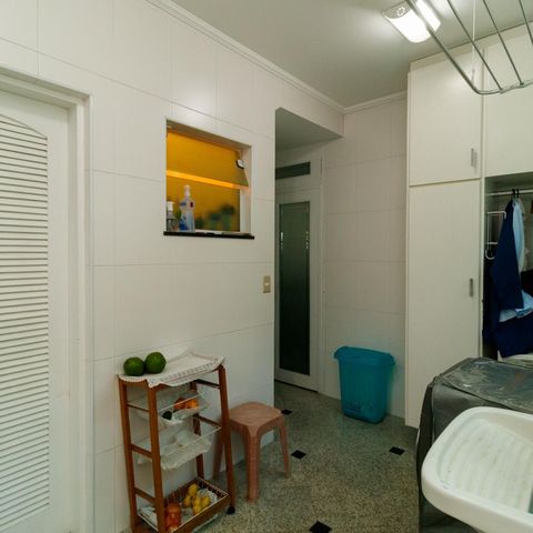 Casa à venda com 370m², 5 quartos e 4 vagas Casa à venda com 370m², 5 quartos e 4 vagasÁrea de Serviço