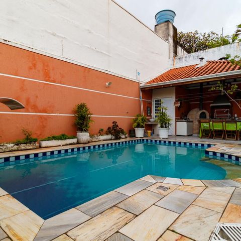 Casa à venda com 370m², 5 quartos e 4 vagas Casa à venda com 370m², 5 quartos e 4 vagasÁrea externa