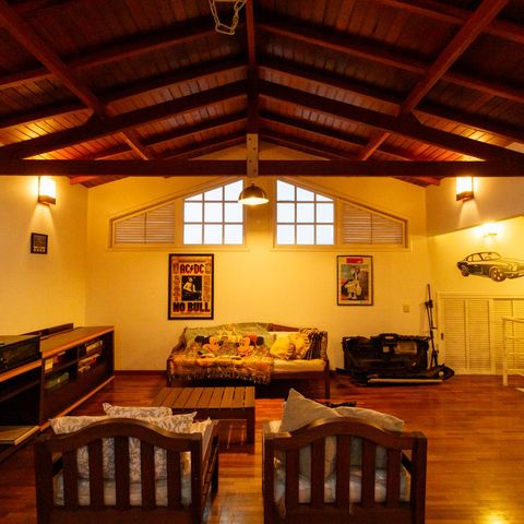 Casa à venda com 370m², 5 quartos e 4 vagas Casa à venda com 370m², 5 quartos e 4 vagassótão