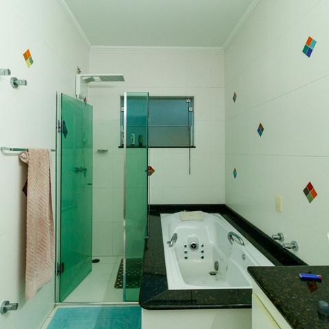 Casa à venda com 370m², 5 quartos e 4 vagas Casa à venda com 370m², 5 quartos e 4 vagasBanheiro da Suíte 2