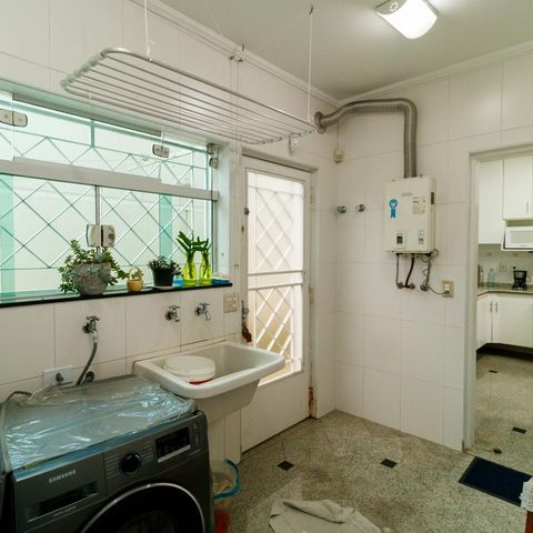 Casa à venda com 370m², 5 quartos e 4 vagas Casa à venda com 370m², 5 quartos e 4 vagasÁrea de Serviço