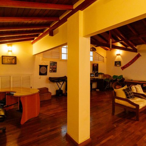 Casa à venda com 370m², 5 quartos e 4 vagas Casa à venda com 370m², 5 quartos e 4 vagassótão