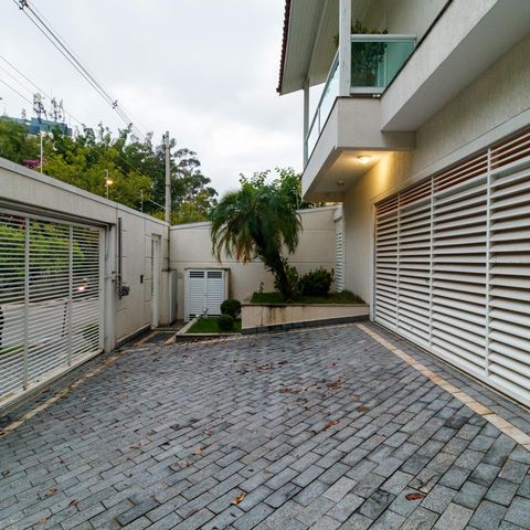 Casa à venda com 370m², 5 quartos e 4 vagas Casa à venda com 370m², 5 quartos e 4 vagasÁrea externa