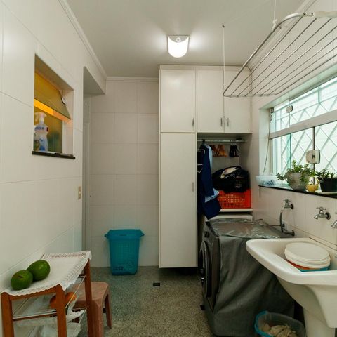 Casa à venda com 370m², 5 quartos e 4 vagas Casa à venda com 370m², 5 quartos e 4 vagasÁrea de Serviço